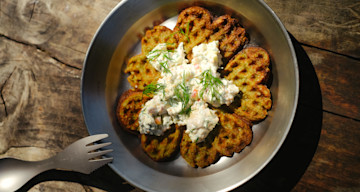 Grädda våfflor över öppen eld Grädda våfflor över öppen eld